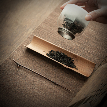 Trodijelni japanski čajni set s bambusovim držačem za čaj i ručno izrađenim čajnim ručnikom – pakirano u pladnju