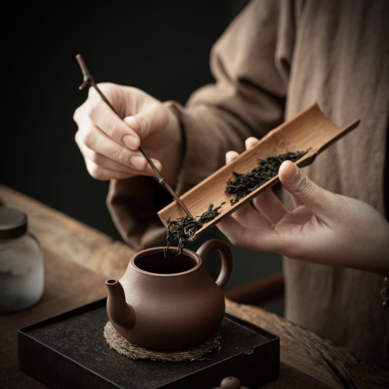 Trodijelni japanski čajni set s bambusovim držačem za čaj i ručno izrađenim čajnim ručnikom – pakirano u pladnju