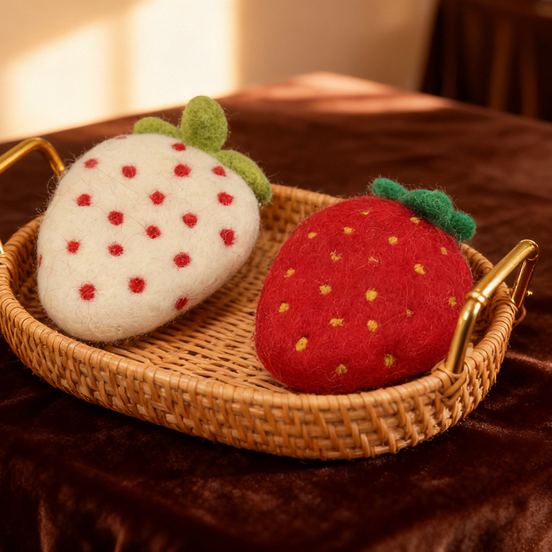 DIY dodaci za nakit od vunenog filca, jagoda uzorak, crtani stil, ručno pleteno