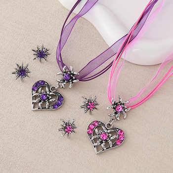 Ogrlica s privjeskom u obliku srca od legure, s križnim lančićem i dijamantima