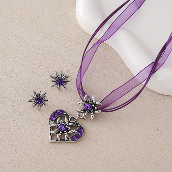 Ogrlica s privjeskom u obliku srca od legure, s križnim lančićem i dijamantima