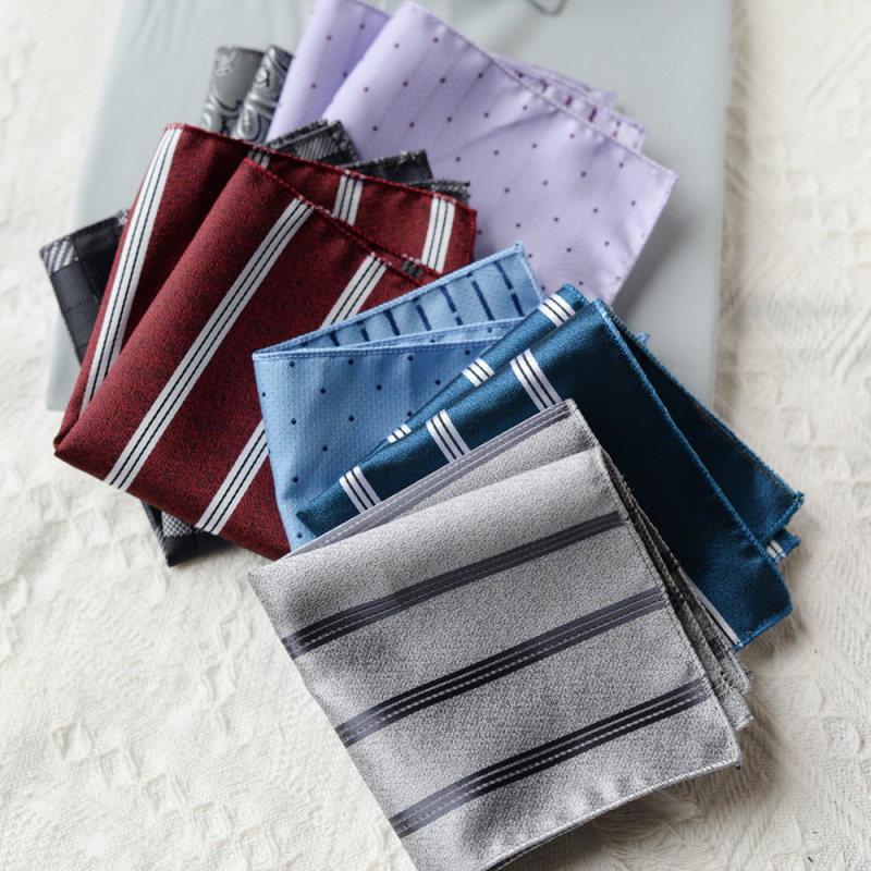 Vyrų kišpinė skarelė – poliesteris, pluošto dažymas, neutralaus stiliaus, poliesterio pamušalas, įvairūs raštai