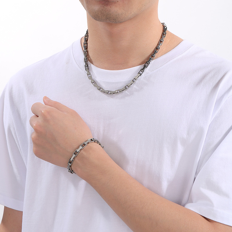 Férfiaknak szánt titánacél karkötő ipari stílusban, vastag négyszögletes lánccal és geometriai sík lánccal, elektroplattázott felülettel, Butterfly Chain KN286385-Z