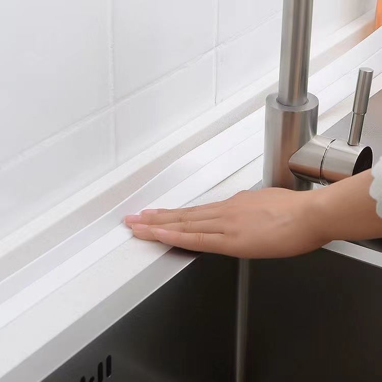 Ūdensdroša pašlīmējoša šuvju lente vannas istabai pret pelējumu, plašas šuvju joslas virsmām, izlietnēm, stūriem un tualetēm