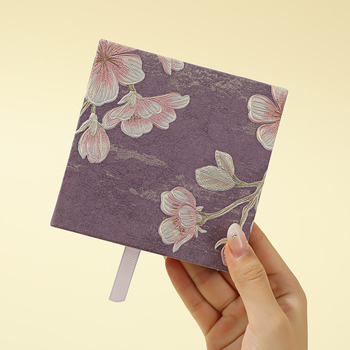 Kutija za pakiranje nakita – prilagodljiva, karton s posebnim papirom; tip pakiranja: kutija; namjena: nakita; prilagodba: Da; razina pakiranja: prodajna