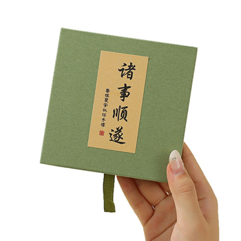 Kutija za pakiranje nakita – prilagodljiva, karton s posebnim papirom; tip pakiranja: kutija; namjena: nakita; prilagodba: Da; razina pakiranja: prodajna