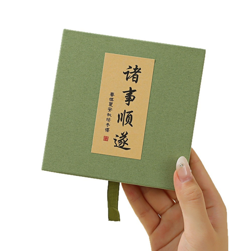 Kutija za pakiranje nakita – prilagodljiva, karton s posebnim papirom; tip pakiranja: kutija; namjena: nakita; prilagodba: Da; razina pakiranja: prodajna