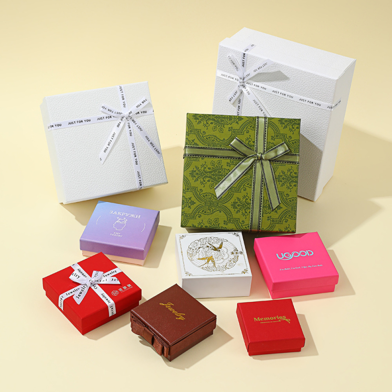 Kutija za pakiranje nakita – prilagodljiva, karton s posebnim papirom; tip pakiranja: kutija; namjena: nakita; prilagodba: Da; razina pakiranja: prodajna