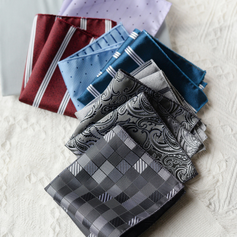 Vyrinė kišninė skarelė kostiumui – poliesteris, poliesterio pamušalas, dažymas siūlais, neutralaus stiliaus, įvairių raštų