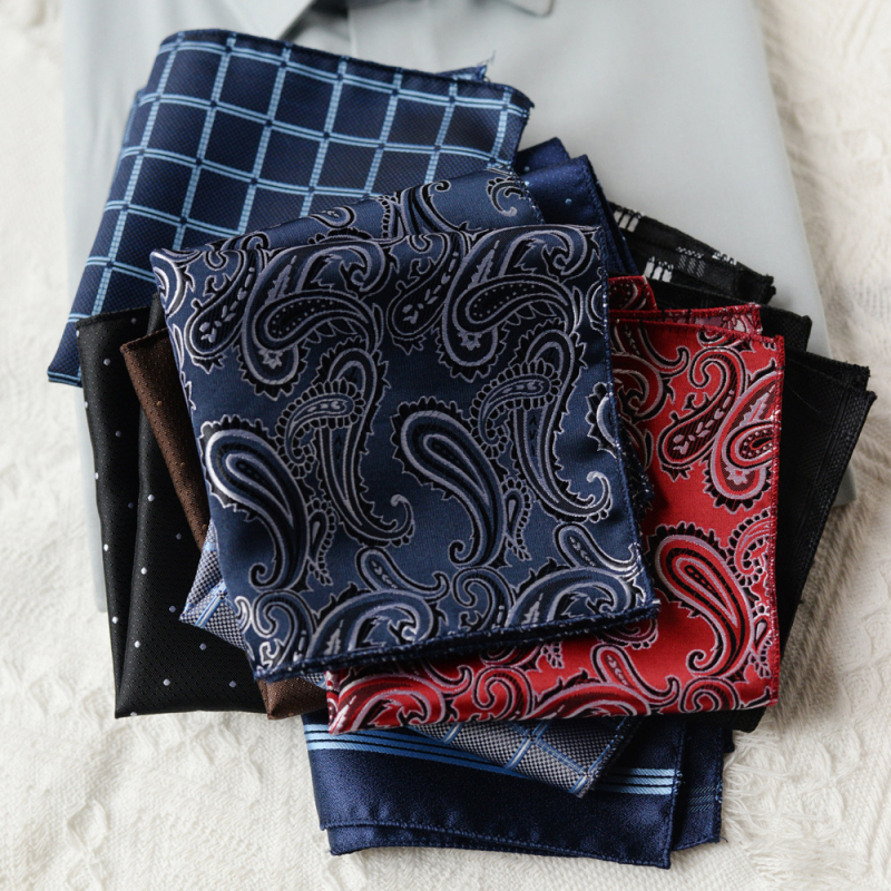 Vyrinė kišninė skarelė kostiumui – poliesteris, poliesterio pamušalas, dažymas siūlais, neutralaus stiliaus, įvairių raštų