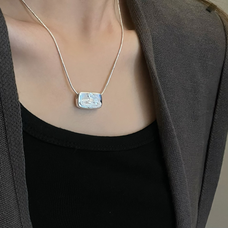 Ogrlica od S925 sterling srebra s kvadratnim privjeskom Empress Saturn – korejski inspirirani stil mode, lagani luksuz, nišni dizajn