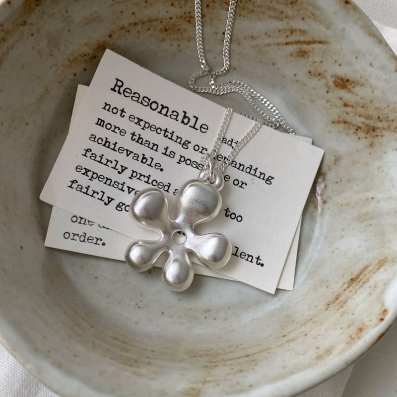 Colier din argint 925, floare goală asimetrică, lanț regulat, placare electrolitică (Material: argint 925; Formă: floare asimetrică; Lanț: regulat; Procesare: placare electrolitică; Brand: Taiya)