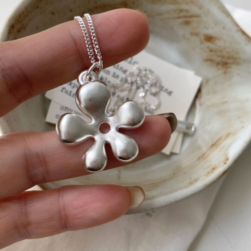 Colier din argint 925, floare goală asimetrică, lanț regulat, placare electrolitică (Material: argint 925; Formă: floare asimetrică; Lanț: regulat; Procesare: placare electrolitică; Brand: Taiya)