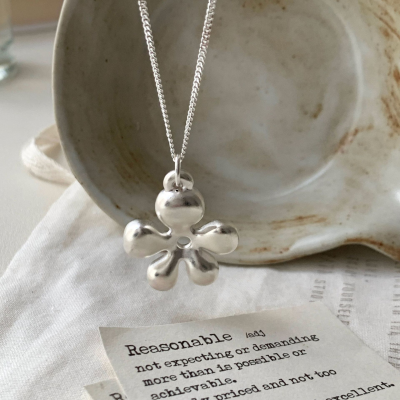 Colier din argint 925, floare goală asimetrică, lanț regulat, placare electrolitică (Material: argint 925; Formă: floare asimetrică; Lanț: regulat; Procesare: placare electrolitică; Brand: Taiya)