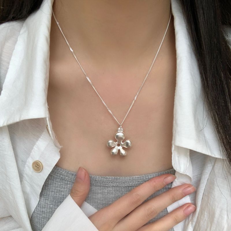 Colier din argint 925, floare goală asimetrică, lanț regulat, placare electrolitică (Material: argint 925; Formă: floare asimetrică; Lanț: regulat; Procesare: placare electrolitică; Brand: Taiya)