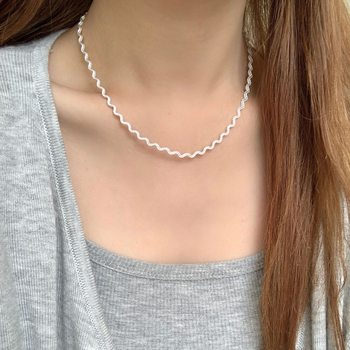 Ogrlica od srebra 925 s nepravilnom valovitoj teksturi, običan lanac, elektroplatiranje, težina 7,2 g