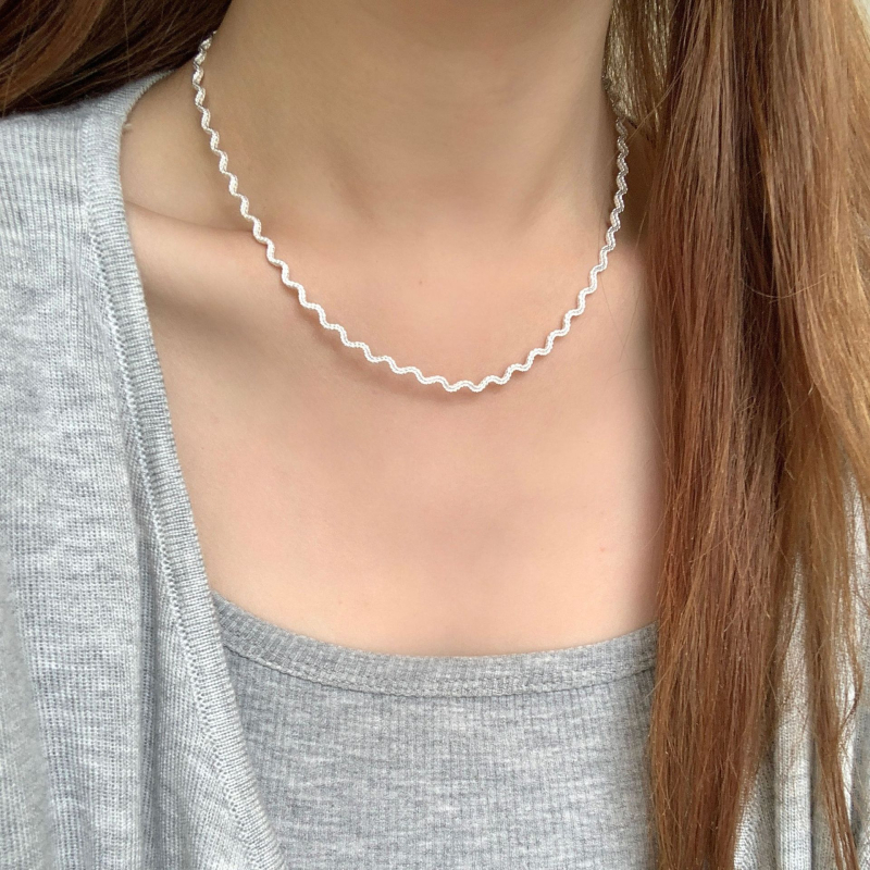 Ogrlica od srebra 925 s nepravilnom valovitoj teksturi, običan lanac, elektroplatiranje, težina 7,2 g