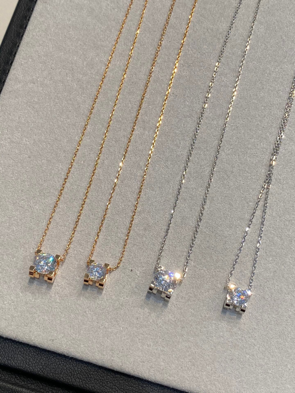 Colier din argint 925 cu pandantiv corn, placat cu aur 18K, diamant de 1 carat, montură cu patru brațe, lanț șarpe