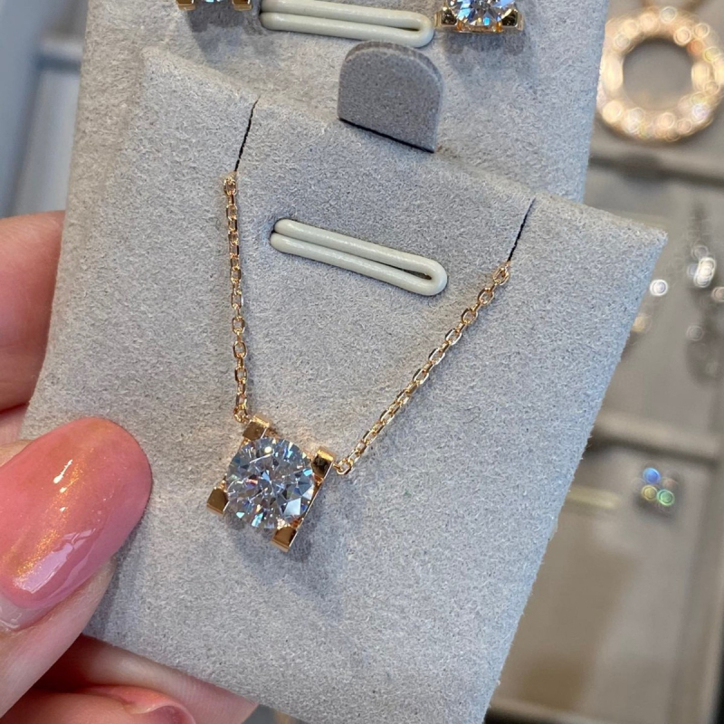 Colier din argint 925 cu pandantiv corn, placat cu aur 18K, diamant de 1 carat, montură cu patru brațe, lanț șarpe