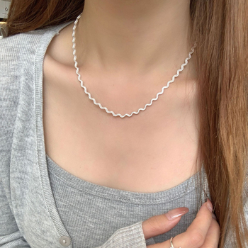 Ogrlica od srebra 925 s asimetričnim valovitim uzorkom, običan lanac, duljina 41–50 cm, težina 7,2 g