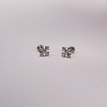 Šperky na piercing: titanové zliatiny, geometrický tvar, spracovanie Seiko, na pery