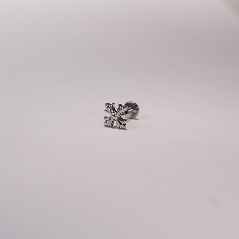 Šperky na piercing: titanové zliatiny, geometrický tvar, spracovanie Seiko, na pery