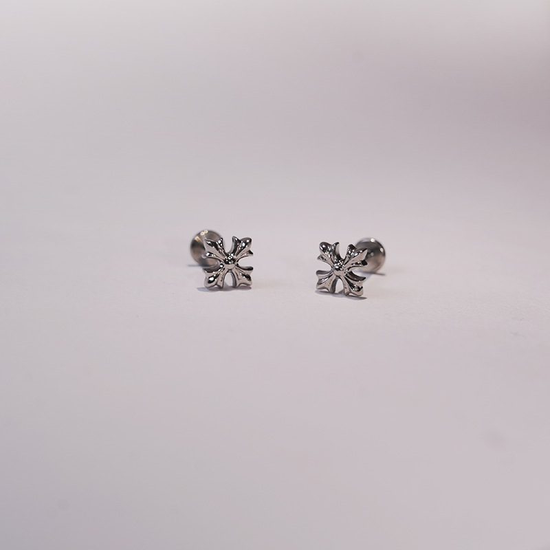 Šperky na piercing: titanové zliatiny, geometrický tvar, spracovanie Seiko, na pery