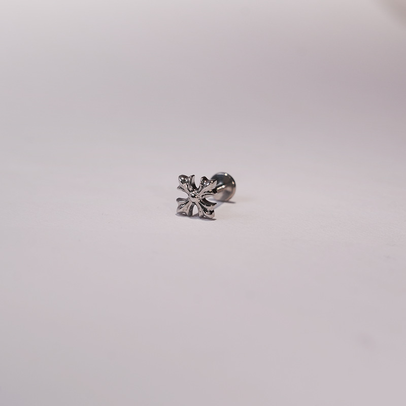 Šperky na piercing: titanové zliatiny, geometrický tvar, spracovanie Seiko, na pery