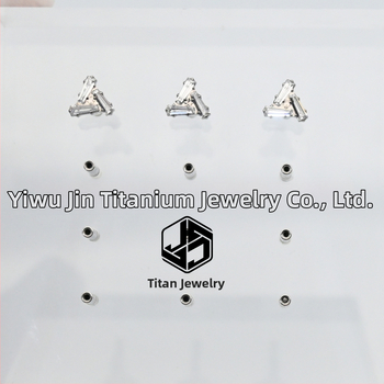 Piercing na pery – náušnice s geometrickým tvarom, titanová zliatina ASTM F-136, mikro nastavenie, dámsky štýl