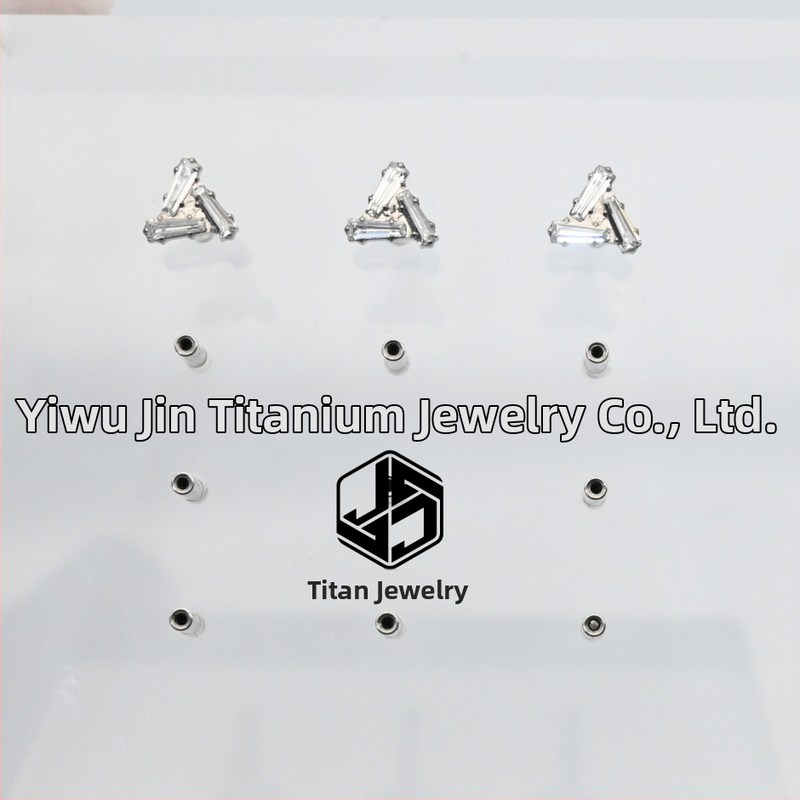 Piercing na pery – náušnice s geometrickým tvarom, titanová zliatina ASTM F-136, mikro nastavenie, dámsky štýl