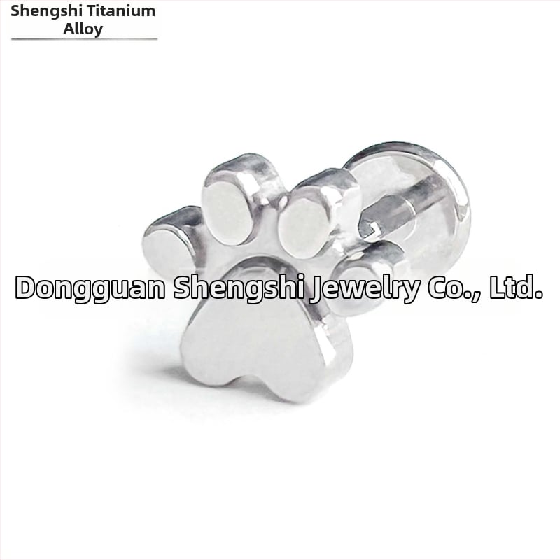 Kaķa nagla uz lūpām — pulēts G23 titāns, ģeometrijiska forma, universāls stils