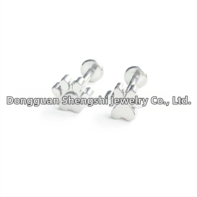 Kaķa nagla uz lūpām — pulēts G23 titāns, ģeometrijiska forma, universāls stils