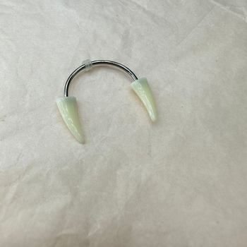 Ajakgyűrű rezin démonfogasból, rozsdamentes acélból, elektroplatírozás, csokornyakkendő-stílus, koreai stílus