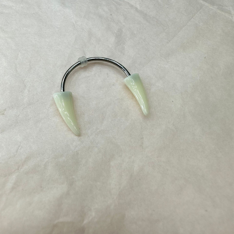 Ajakgyűrű rezin démonfogasból, rozsdamentes acélból, elektroplatírozás, csokornyakkendő-stílus, koreai stílus