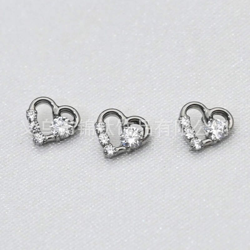 Ajak piercinghez való stud fülbevaló, szív alakú cirkóniával, mikro-beállítás, ASTM F-136 titánötvözet, uniszex koreai stílus