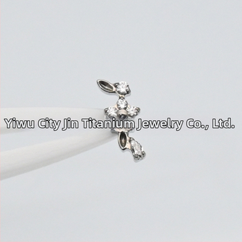 Auskari no implantāta titāna sakausējuma, ziedu forma, dimantu apdare, ar vienu galvu