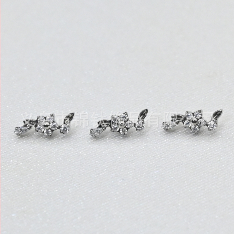 Auskari no implantāta titāna sakausējuma, ziedu forma, dimantu apdare, ar vienu galvu