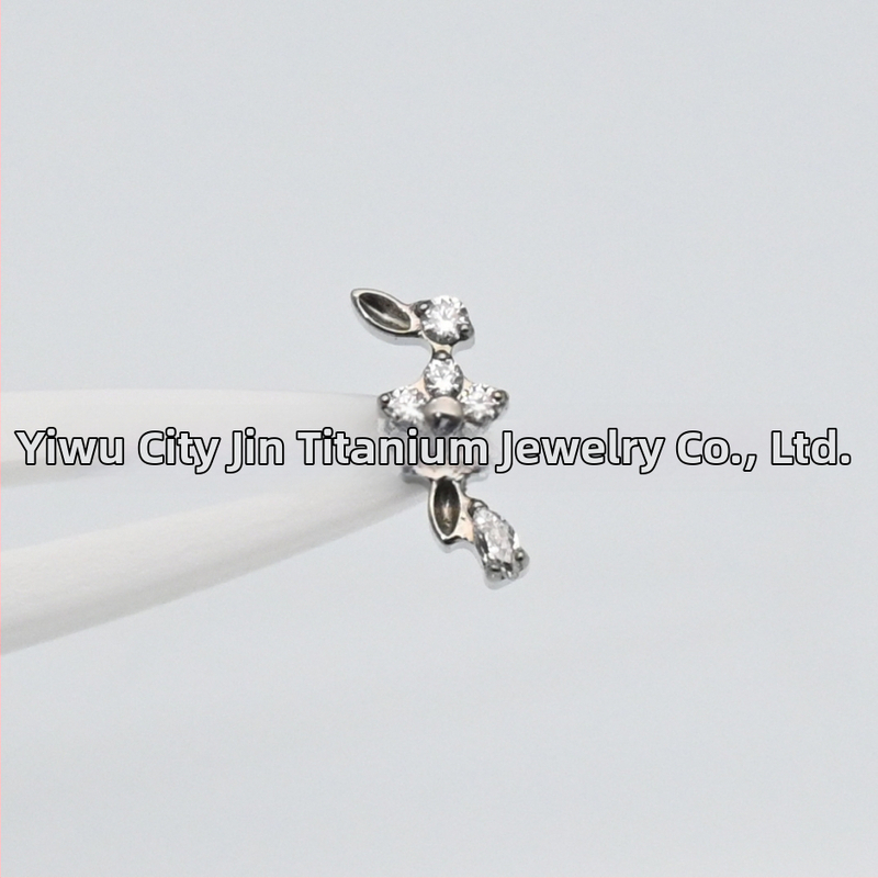 Auskari no implantāta titāna sakausējuma, ziedu forma, dimantu apdare, ar vienu galvu