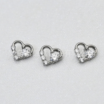 Ajak stud fülbevaló szív alakú kivágással, cirkón, ASTM F-136 titániumötvözet, mikro rögzítés