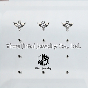 Auskari no implantējama titāna sakausējuma ar eņģeļu spārniem un dimantiem, karikatūras stilā, unisex