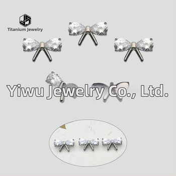 Auskari leptiera formā ar balto kristālu, implantējama titāna sakausējuma materiāls, diamanāta apdare, universāls stils Japānas-Korejas