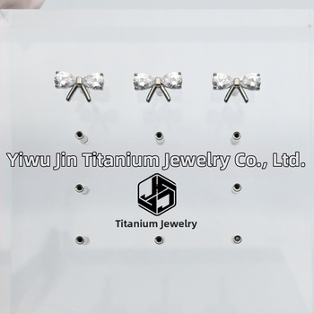 Auskari leptiera formā ar balto kristālu, implantējama titāna sakausējuma materiāls, diamanāta apdare, universāls stils Japānas-Korejas