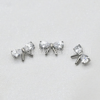 Csokornyakkendő alakú fülbevaló fehér kristállyal, implantálható titánötvözetből, gyémántvágott felülettel, uniszex japán-koreai stílus