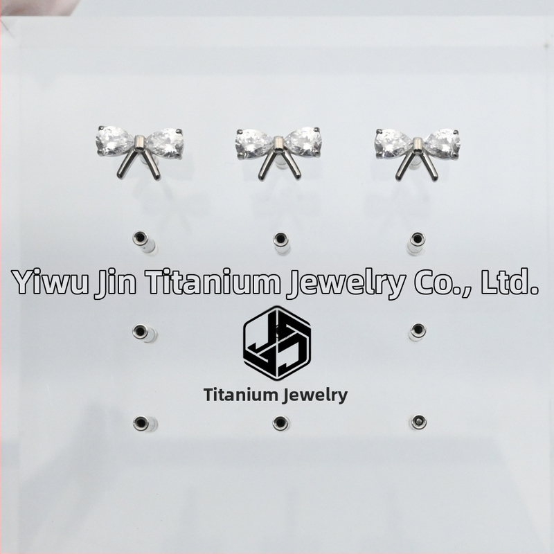 Auskari leptiera formā ar balto kristālu, implantējama titāna sakausējuma materiāls, diamanāta apdare, universāls stils Japānas-Korejas