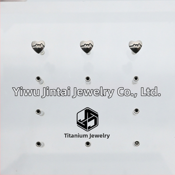 Sirds formas auskari no implantētā titāna sakausējuma, iegravēti motīvi, balts kristāls, universālais stils, vienkāršs dizains