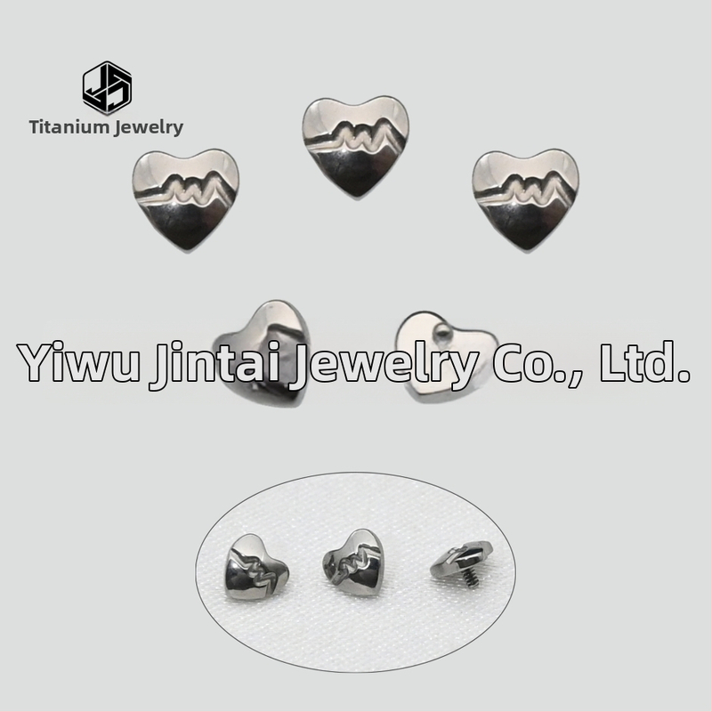 Sirds formas auskari no implantētā titāna sakausējuma, iegravēti motīvi, balts kristāls, universālais stils, vienkāršs dizains
