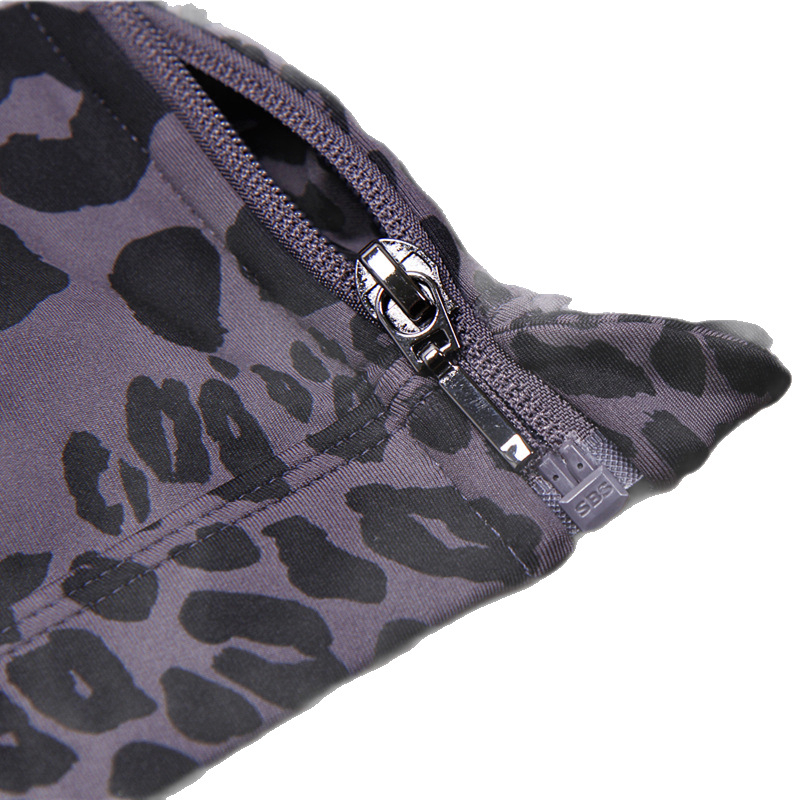 Bustier sport cu fermoar frontal, cupă 3/4, cupe modelate cu partea superioară subțire și partea inferioară groasă, închidere frontală, bretele fixe