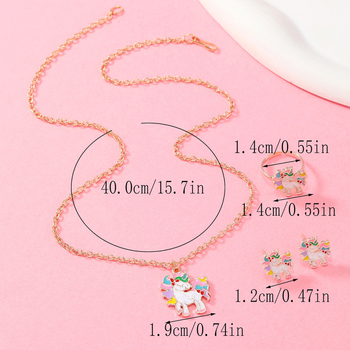 Ékszerszett: Rajzfilm-szerű unikornis meggyes motívummal – Nyaklánc, Fülbevaló, Gyűrű; Anyag: ötvözet; Lánc típusa: keresztezett lánc; Medál anyaga: ötvözet; Sorozat: Rainbow Unicorn