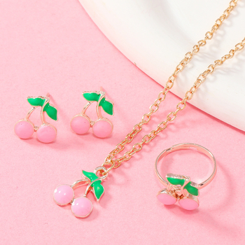 Ékszerszett: Rajzfilm-szerű unikornis meggyes motívummal – Nyaklánc, Fülbevaló, Gyűrű; Anyag: ötvözet; Lánc típusa: keresztezett lánc; Medál anyaga: ötvözet; Sorozat: Rainbow Unicorn