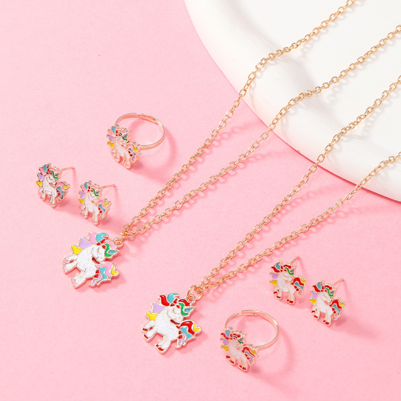 Ékszerszett: Rajzfilm-szerű unikornis meggyes motívummal – Nyaklánc, Fülbevaló, Gyűrű; Anyag: ötvözet; Lánc típusa: keresztezett lánc; Medál anyaga: ötvözet; Sorozat: Rainbow Unicorn